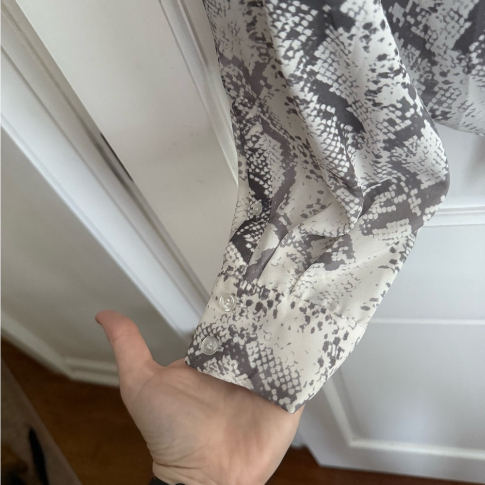 Gianni Bini Cream and Gray Snakeskin Blouse - Picture 4 of 6